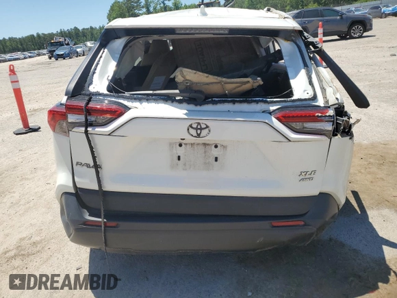 2021 Toyota RAV4 XLE Premium z VIN 2T3A1RFV0MW153326, wystawiony jako Copart lot #57799785 z przebiegiem Nie podano mil oraz Szkoda całkowita • Salvage title. Historia ofert i sprzedaży dostępna na DreamBid. Obrazek 6.