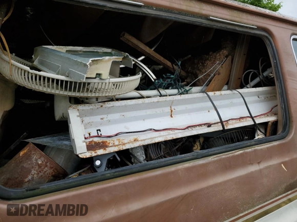 1990 Ford Econoline Wagon XL z VIN 1FBJS31H0LHB33372, wystawiony jako Copart lot #82614224 z przebiegiem Nie podano mil oraz Nie do naprawy • Non repairable. Historia ofert i sprzedaży dostępna na DreamBid. Obrazek 10.