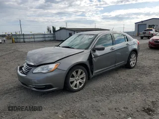 2012 Chrysler 200 Touring z VIN 1C3CCBBB1CN124689, wystawiony jako Copart lot #58743715 z przebiegiem 171 379 mil mil oraz Szkoda całkowita • Salvage title. Historia ofert i sprzedaży dostępna na DreamBid. Obrazek 1.