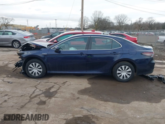 2021 Toyota Camry Hybrid LE with VIN 4T1C31AKXMU565585, listed as a IAAI auction lot 41057955 with 31,976 mi miles. Bid and sale history available at carsss.com. Image 15.