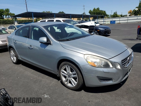 2013 Volvo S60 T5 Premier z VIN YV1612FS3D1220500, wystawiony jako Copart lot #59050505 z przebiegiem 116 584 mil mil oraz Czysty tytuł • Clean title. Historia ofert i sprzedaży dostępna na DreamBid. Obrazek 4.