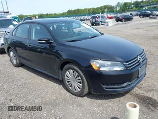 2014 Volkswagen Passat S z VIN 1VWAP7A3XEC008370, wystawiony jako IAAI lot #42316448 z przebiegiem 93 309 mil mil oraz . Historia ofert i sprzedaży dostępna na DreamBid. Obrazek 1.
