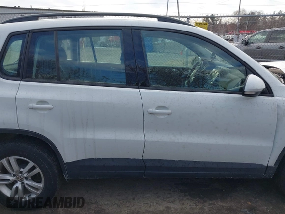 2015 Volkswagen Tiguan SE z VIN WVGBV7AX8FW582171, wystawiony jako IAAI lot #41442290 z przebiegiem 127 642 mil mil oraz . Historia ofert i sprzedaży dostępna na DreamBid. Obrazek 12.