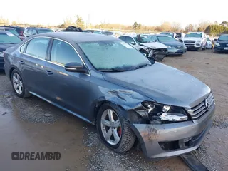 2013 Volkswagen Passat SE z VIN 1VWBP7A38DC123620, wystawiony jako IAAI lot #41275310 z przebiegiem 96 425 mil mil oraz . Historia ofert i sprzedaży dostępna na DreamBid. Obrazek 1.
