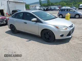 2013 Ford Focus SE z VIN 1FADP3F20DL265762, wystawiony jako IAAI lot #42425911 z przebiegiem 173 358 mil mil oraz . Historia ofert i sprzedaży dostępna na DreamBid. Obrazek 1.