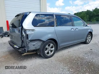 2017 Toyota Sienna LE Auto Access Seat z VIN 5TDKZ3DC9HS791965, wystawiony jako IAAI lot #42624689 z przebiegiem 88 383 mil mil oraz . Historia ofert i sprzedaży dostępna na DreamBid. Obrazek 4.