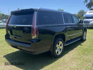2017 Cadillac Escalade ESV Premium Luxury z VIN 1GYS4JKJ2HR322133, wystawiony jako Copart lot #57619015 z przebiegiem 120 610 mil mil oraz Szkody całkowita. Historia ofert i sprzedaży dostępna na DreamBid. Obrazek 4.