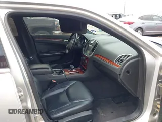2012 Chrysler 300 Limited z VIN 2C3CCACG6CH216653, wystawiony jako IAAI lot #42108403 z przebiegiem 223 457 mil mil oraz . Historia ofert i sprzedaży dostępna na DreamBid. Obrazek 5.