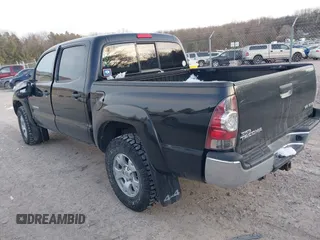 2013 Toyota Tacoma z VIN 3TMLU4EN7DM128414, wystawiony jako IAAI lot #41527647 z przebiegiem 112 097 mil mil oraz . Historia ofert i sprzedaży dostępna na DreamBid. Obrazek 3.