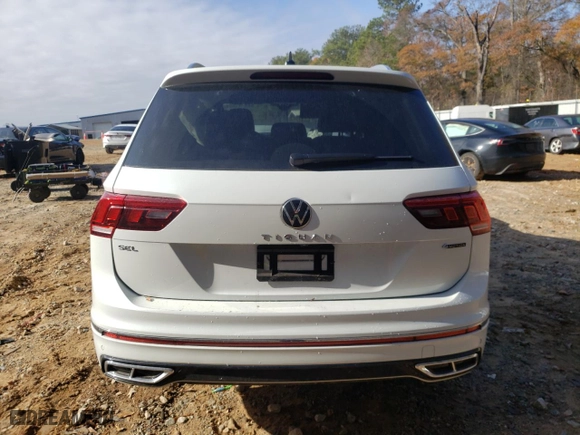 2024 Volkswagen Tiguan SEL R-Line with VIN 3VV4B7AX3RM084522, listed as a Copart auction lot 84749534 with 5,915 mi miles and Salvage Title. Bid and sale history available at carsss.com. Image 6.