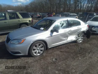 2011 Chrysler 200 Touring z VIN 1C3BC1FB0BN607153, wystawiony jako IAAI lot #38884887 z przebiegiem 153 027 mil mil oraz . Historia ofert i sprzedaży dostępna na DreamBid. Obrazek 2.