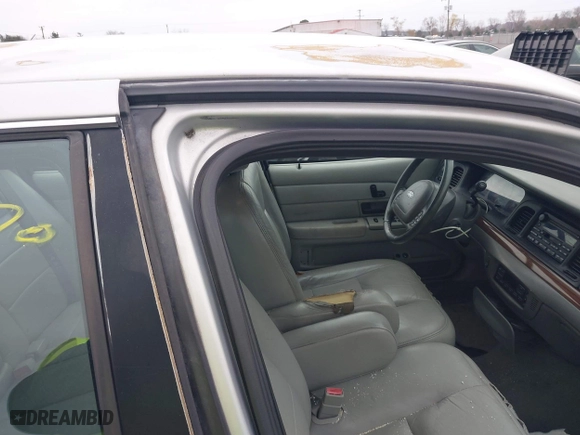 2003 Ford Crown Victoria LX with VIN 2FAFP74W53X151974, listed as a IAAI auction lot 40887020 with 186,149 mi miles. Bid and sale history available at carsss.com. Image 5.