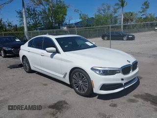 2019 BMW 5 Series 530i z VIN WBAJA5C5XKWW33575, wystawiony jako IAAI lot #42217081 z przebiegiem 55 379 mil mil oraz . Historia ofert i sprzedaży dostępna na DreamBid. Obrazek 1.
