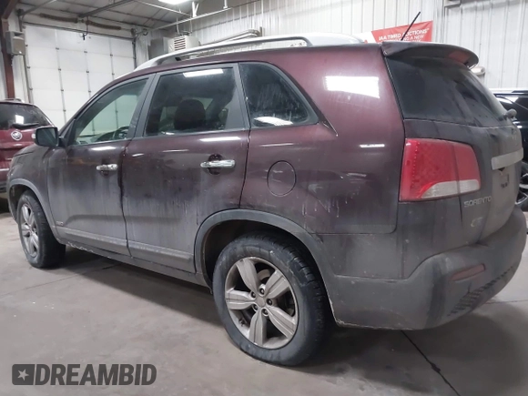 2013 Kia Sorento EX z VIN 5XYKUDA29DG313777, wystawiony jako IAAI lot #41574912 z przebiegiem 120 003 mil mil oraz . Historia ofert i sprzedaży dostępna na DreamBid. Obrazek 3.