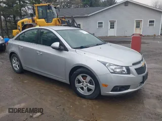 2014 Chevrolet Cruze 1LT z VIN 1G1PC5SB1E7444562, wystawiony jako IAAI lot #42019148 z przebiegiem 77 180 mil mil oraz . Historia ofert i sprzedaży dostępna na DreamBid. Obrazek 1.
