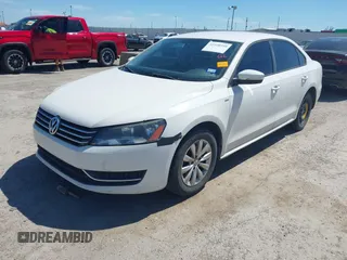 2015 Volkswagen Passat Limited Edition Edition z VIN 1VWAT7A32FC056264, wystawiony jako IAAI lot #42320310 z przebiegiem 155 212 mil mil oraz . Historia ofert i sprzedaży dostępna na DreamBid. Obrazek 2.