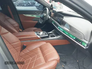 2023 BMW 7 Series 760i xDrive z VIN WBA33EJ04PCM74863, wystawiony jako IAAI lot #42298285 z przebiegiem 22 801 mil mil oraz . Historia ofert i sprzedaży dostępna na DreamBid. Obrazek 5.
