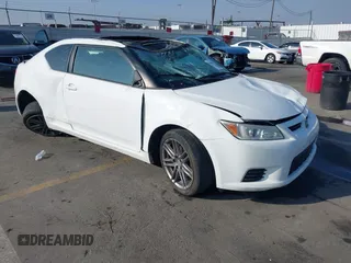 2012 Scion tC z VIN JTKJF5C76C3032097, wystawiony jako IAAI lot #40989887 z przebiegiem 165 244 mil mil oraz . Historia ofert i sprzedaży dostępna na DreamBid. Obrazek 1.
