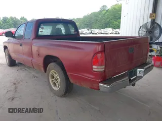 2000 Dodge Dakota with VIN 1B7GL22X2YS587779, listed as a IAAI auction lot 42231475 with 179,200 mi miles and . Bid and sale history available at carsss.com. Image 3.