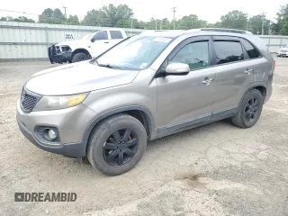 2013 Kia Sorento LX z VIN 5XYKT4A66DG350713, wystawiony jako Copart lot #55639065 z przebiegiem 216 476 mil mil oraz Szkody całkowita. Historia ofert i sprzedaży dostępna na DreamBid. Obrazek 1.
