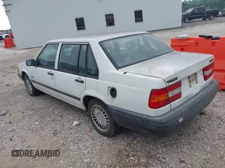 1992 Volvo 900 GLS z VIN YV1JS8836N3074356, wystawiony jako IAAI lot #42253390 z przebiegiem 195 310 mil mil oraz . Historia ofert i sprzedaży dostępna na DreamBid. Obrazek 3.