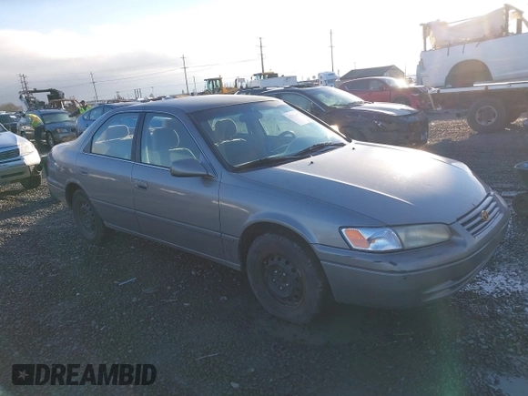 1997 Toyota Camry LE z VIN 4T1BG22K0VU019383, wystawiony jako IAAI lot #41271457 z przebiegiem 175 214 mil mil oraz . Historia ofert i sprzedaży dostępna na DreamBid. Obrazek 1.