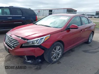 2015 Hyundai Sonata SE z VIN 5NPE24AFXFH189519, wystawiony jako IAAI lot #42146433 z przebiegiem 134 045 mil mil oraz . Historia ofert i sprzedaży dostępna na DreamBid. Obrazek 16.