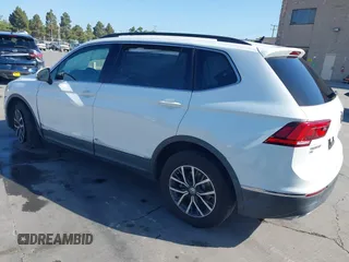 2020 Volkswagen Tiguan SE z VIN 3VV3B7AX8LM120160, wystawiony jako IAAI lot #42316791 z przebiegiem 38 702 mil mil oraz . Historia ofert i sprzedaży dostępna na DreamBid. Obrazek 3.