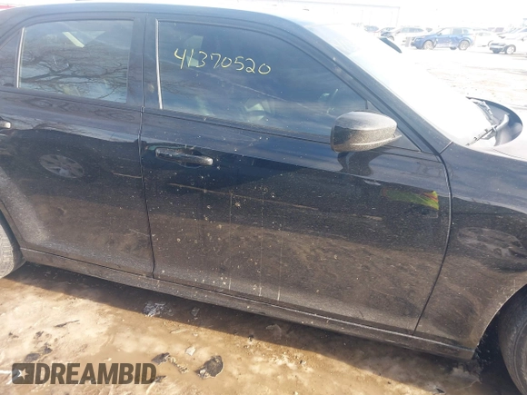 2020 Chrysler 300 S z VIN 2C3CCABT0LH180828, wystawiony jako IAAI lot #41370520 z przebiegiem 47 258 mil mil oraz . Historia ofert i sprzedaży dostępna na DreamBid. Obrazek 13.
