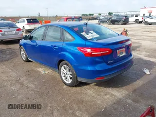 2018 Ford Focus SE z VIN 1FADP3F2XJL293337, wystawiony jako IAAI lot #42121294 z przebiegiem 71 241 mil mil oraz . Historia ofert i sprzedaży dostępna na DreamBid. Obrazek 3.
