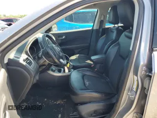 2018 Jeep Compass Latitude z VIN 3C4NJDBB6JT392821, wystawiony jako Copart lot #57628865 z przebiegiem 217 327 mil mil oraz Szkoda całkowita • Salvage title. Historia ofert i sprzedaży dostępna na DreamBid. Obrazek 7.