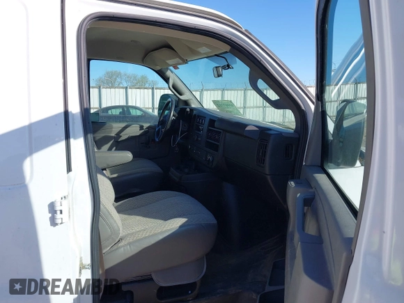 2021 Chevrolet Express Cargo with VIN 1GCWGAFP0M1262410, listed as a IAAI auction lot 42007712 with 61,620 mi miles and . Bid and sale history available at DreamBid. Image 5.