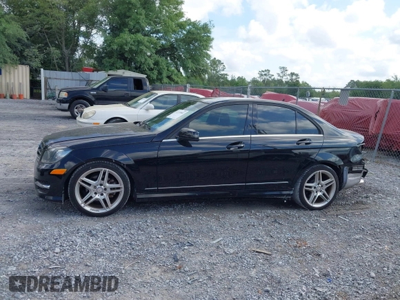 2014 Mercedes-Benz C 250 Sport z VIN WDDGF4HB0EA966267, wystawiony jako IAAI lot #42133802 z przebiegiem 62 494 mil mil oraz . Historia ofert i sprzedaży dostępna na DreamBid. Obrazek 14.