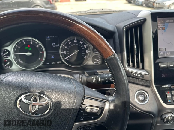 2017 Toyota Land Cruiser z VIN JTMCY7AJ7H4050517, wystawiony jako Copart lot #73833724 z przebiegiem 137 775 mil mil oraz Czysty tytuł • Clean title. Historia ofert i sprzedaży dostępna na DreamBid. Obrazek 8.