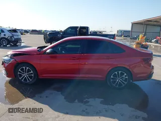 2024 Volkswagen Jetta Sport z VIN 3VWAM7BU7RM080664, wystawiony jako IAAI lot #41974493 z przebiegiem 14 254 mil mil oraz . Historia ofert i sprzedaży dostępna na DreamBid. Obrazek 14.