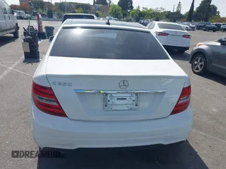 2014 Mercedes-Benz C 250 Sport z VIN WDDGF4HB0EG162208, wystawiony jako IAAI lot #42282529 z przebiegiem 91 399 mil mil oraz . Historia ofert i sprzedaży dostępna na DreamBid. Obrazek 16.