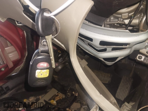 2010 Hyundai Elantra GLS z VIN KMHDU4AD3AU922864, wystawiony jako IAAI lot #42001133 z przebiegiem Nie podano mil oraz . Historia ofert i sprzedaży dostępna na DreamBid. Obrazek 11.