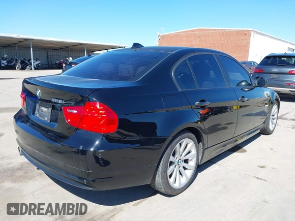 2011 BMW 3 Series 328i z VIN WBAPH5G52BNM80258, wystawiony jako IAAI lot #41763247 z przebiegiem 104 346 mil mil oraz . Historia ofert i sprzedaży dostępna na DreamBid. Obrazek 4.