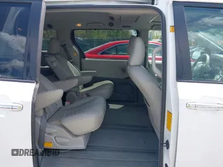 2011 Toyota Sienna XLE AAS z VIN 5TDYK3DC6BS172939, wystawiony jako IAAI lot #42111002 z przebiegiem 172 160 mil mil oraz . Historia ofert i sprzedaży dostępna na DreamBid. Obrazek 8.