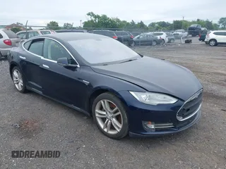 2014 Tesla Model S 60 z VIN 5YJSA1H19EFP32063, wystawiony jako IAAI lot #42360872 z przebiegiem 103 495 mil mil oraz . Historia ofert i sprzedaży dostępna na DreamBid. Obrazek 1.