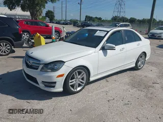 2013 Mercedes-Benz C 250 Sport z VIN WDDGF4HB4DR268857, wystawiony jako IAAI lot #42482862 z przebiegiem 186 711 mil mil oraz . Historia ofert i sprzedaży dostępna na DreamBid. Obrazek 2.