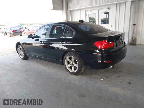 2013 BMW 3 Series 320i xDrive z VIN WBA3C3C56DF982906, wystawiony jako IAAI lot #42395925 z przebiegiem 117 880 mil mil oraz . Historia ofert i sprzedaży dostępna na DreamBid. Obrazek 3.