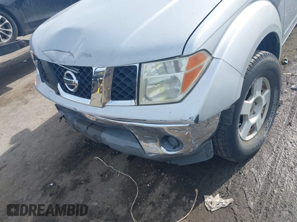 2006 Nissan Frontier SE z VIN 1N6AD06U26C413951, wystawiony jako IAAI lot #41461235 z przebiegiem 236 280 mil mil oraz . Historia ofert i sprzedaży dostępna na DreamBid. Obrazek 6.