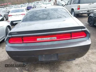 2014 Dodge Challenger R/T z VIN 2C3CDYBT7EH293104, wystawiony jako IAAI lot #41452435 z przebiegiem 49 728 mil mil oraz . Historia ofert i sprzedaży dostępna na DreamBid. Obrazek 16.