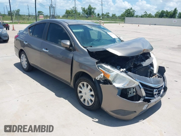 2016 Nissan Versa SV z VIN 3N1CN7AP2GL855060, wystawiony jako IAAI lot #42436960 z przebiegiem 120 271 mil mil oraz . Historia ofert i sprzedaży dostępna na DreamBid. Obrazek 1.