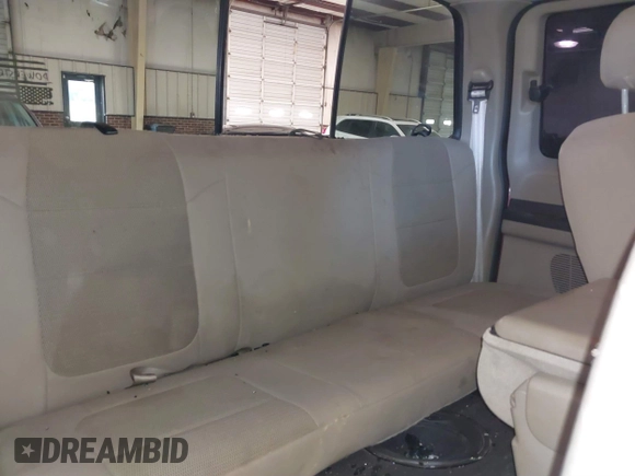 2005 Ford F-250 XL z VIN 1FTSX21P85EA05534, wystawiony jako IAAI lot #41276551 z przebiegiem 176 365 mil mil oraz . Historia ofert i sprzedaży dostępna na DreamBid. Obrazek 8.