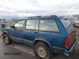 1993 GMC Jimmy Diamond Edition Luxury z VIN 1GKDT13W3P2537947, wystawiony jako IAAI lot #41949379 z przebiegiem Nie podano mil oraz . Historia ofert i sprzedaży dostępna na DreamBid. Obrazek 3.