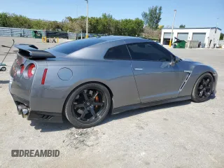 2014 Nissan GT-R Premium z VIN JN1AR5EF0EM270336, wystawiony jako Copart lot #53300865 z przebiegiem 18 769 mil mil oraz Tytuł czysty. Historia ofert i sprzedaży dostępna na DreamBid. Obrazek 3.