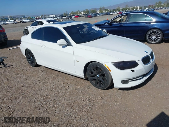 2011 BMW 3 Series 328i z VIN WBAKE3C55BE557511, wystawiony jako IAAI lot #42276665 z przebiegiem Nie podano mil oraz . Historia ofert i sprzedaży dostępna na DreamBid. Obrazek 1.