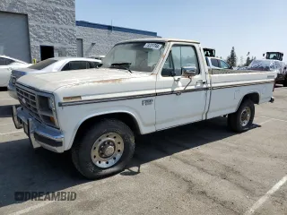 1985 Ford F-250 z VIN 1FTHF25L6FPA73325, wystawiony jako Copart lot #73231744 z przebiegiem 98 751 mil mil oraz Czysty tytuł • Clean title. Historia ofert i sprzedaży dostępna na DreamBid. Obrazek 1.